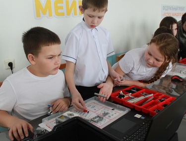 Светлана Моисеева проверила юных робототехников из «Новых мест»